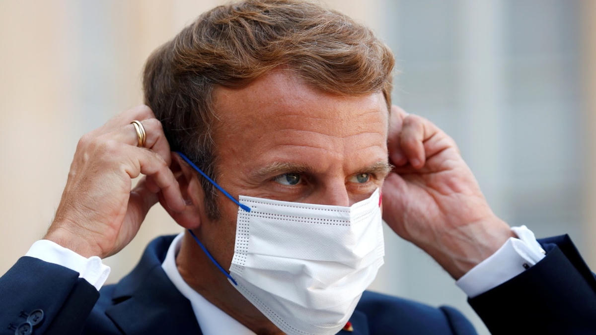 Tổng thống Pháp Emmanuel Macron chỉnh lại khẩu trang sau khi dự một cuộc họp tại Điện Elysee ngày 6/9. Ảnh: Reuters.
