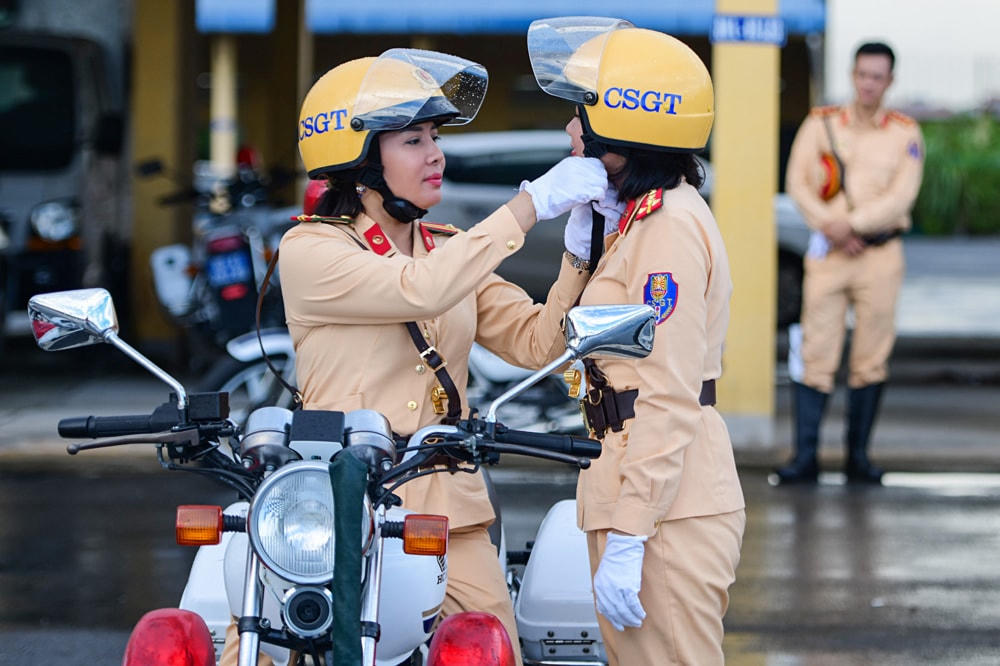 Giúp nhau chỉnh đốn trang phục.