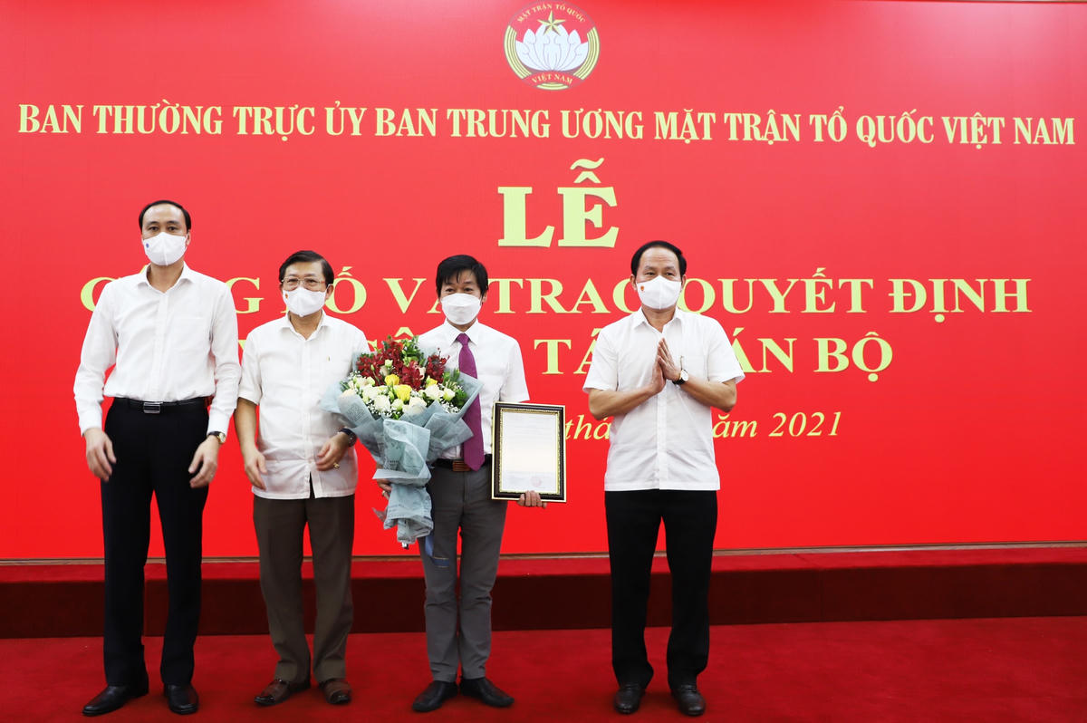 Ban Thường trực UBTƯ MTTQ Việt Nam chúc mừng tân Phó Chánh Văn phòng được bổ nhiệm.