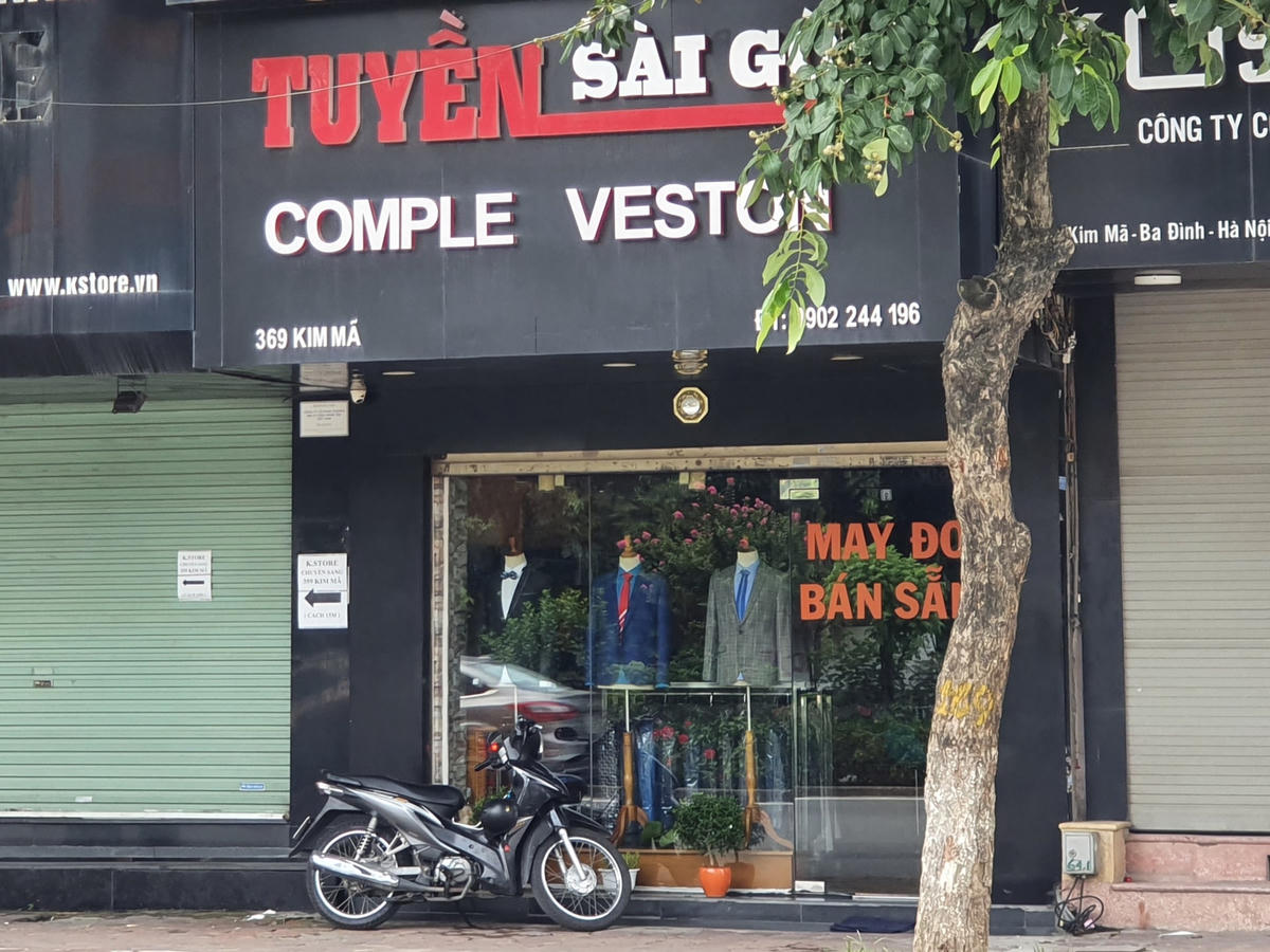 Trên đường Kim Mã, nhiều cửa hàng thời trang mở cửa lưng chừng...