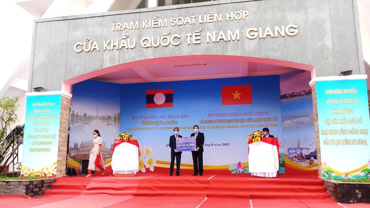 Lãnh đạo tỉnh Quảng Nam trao biển tượng trưng 100 tấn gạo hỗ trợ tỉnh Sê Kông.