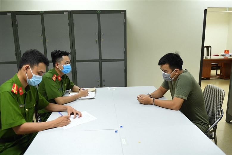 Cơ quan Công an lấy lời khai của đối tượng.  