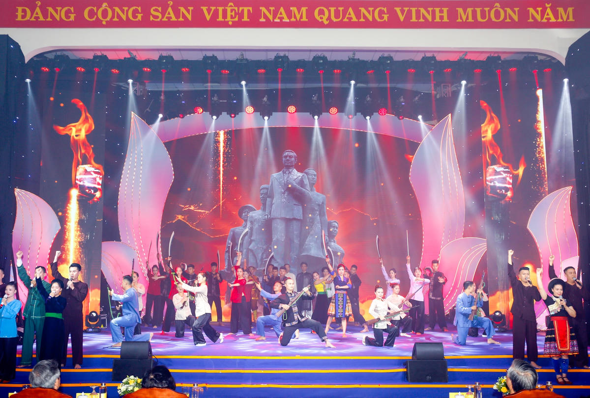 Quân và dân Yên Bái góp sức cùng cả nước chiến thắng ngoại xâm – hình ảnh tái hiện tại buổi lễ kỷ niệm 120 năm thành lập tỉnh và 75 năm thành lập Đảng bộ tỉnh Yên Bái sáng nay (30/6).