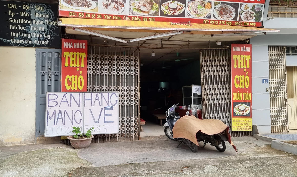 [ẢNH] Hà Nội: Hàng quán mở cửa đón khách, rửa ôtô, sửa xe máy đông khách 