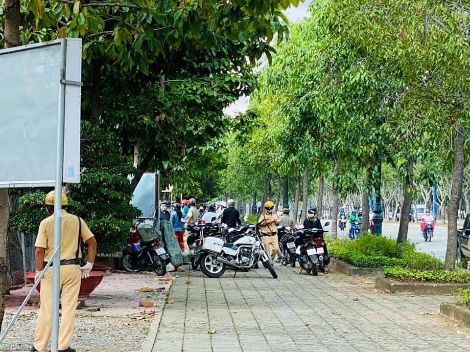 Lực lượng chức năng kiểm tra người Trung Quốc ở quận 2.