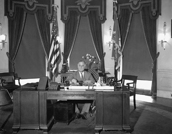 Tổng thống Franklin D Roosevelt được ngồi tại bàn làm việc của mình trong Nhà Trắng, ngày 27/5/1933.