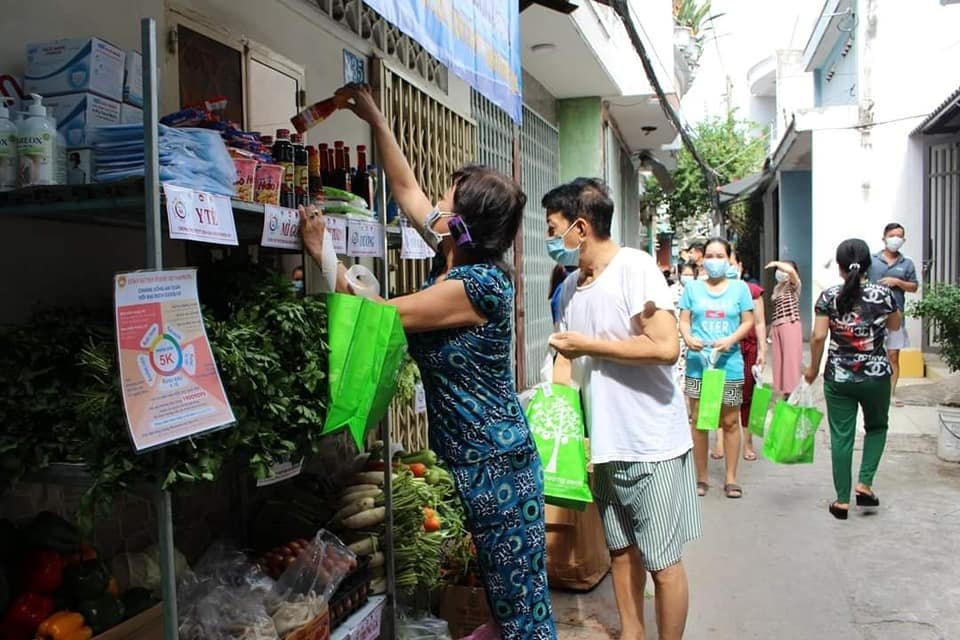 Người dân trên địa bàn phường 3 tới lấy nhu yếu phẩm tại“Gian hàng 0 đồng”.