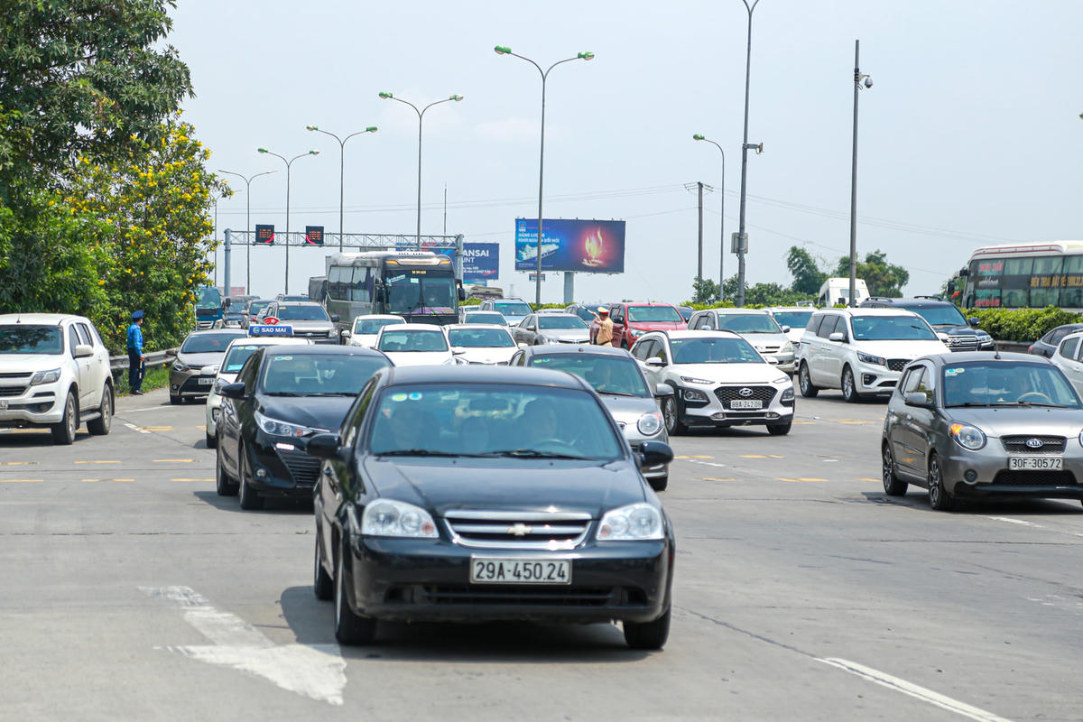 Để tránh việc ảnh hưởng do tắc tắc đường Trung tá Nguyễn Anh Tuấn, khuyến cáo người dân nên tìm những lộ trình phù hợp hoặc lùi thời gian di chuyển ít giờ đồng hồ để giảm áp lực giao thông vào các tuyến đường cửa ngõ Thủ đô.