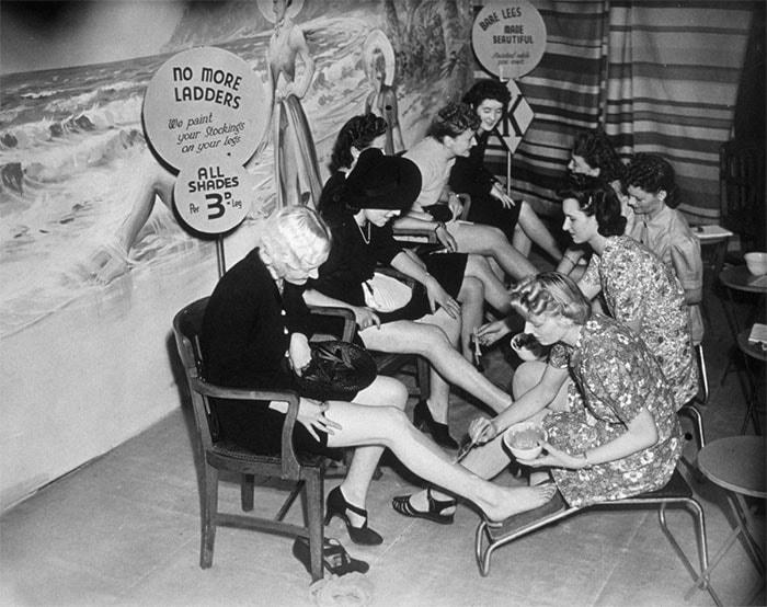 Khách hàng được sơn chân tại một cửa hàng ở Croydon, London, năm 1941.  