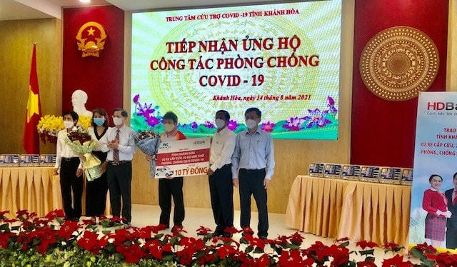 Ông Nguyễn Tấn Tuân, Chủ tịch UBND Tỉnh Khánh Hòa tiếp nhận, ủng hộ công tác phòng, chống Covid-19.