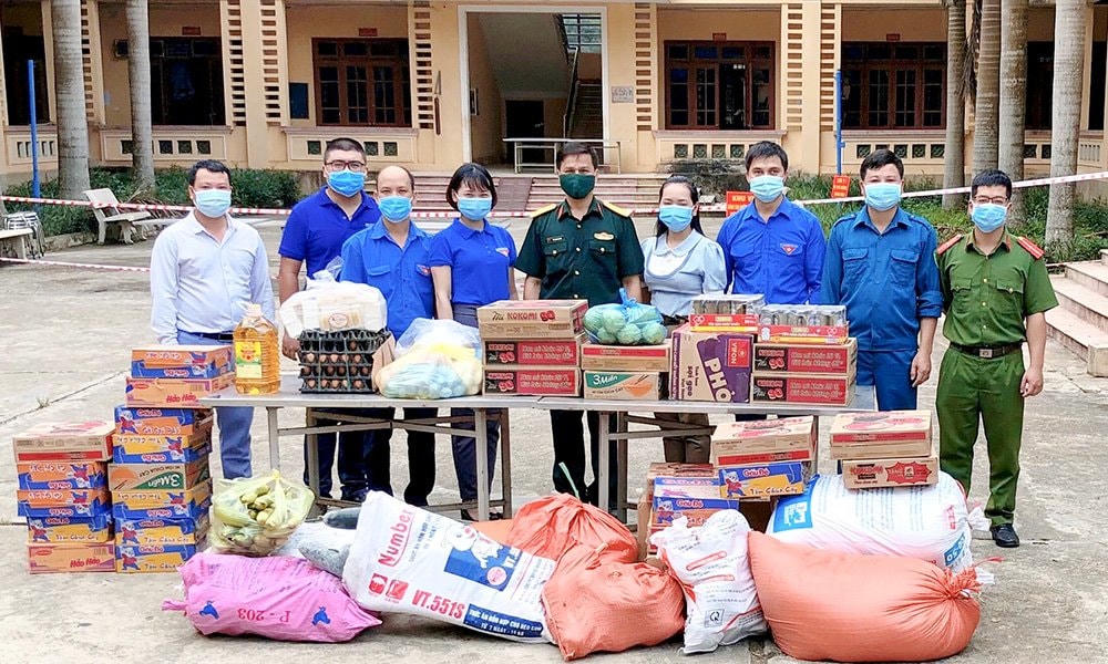 Đại diện Huyện đoàn Chiêm Hóa trao nhu yếu phẩm và vật dụng thiết yếu cho khu cách ly tập trung tại Trường Phổ thông Dân tộc nội trú THCS huyện Chiêm Hóa.