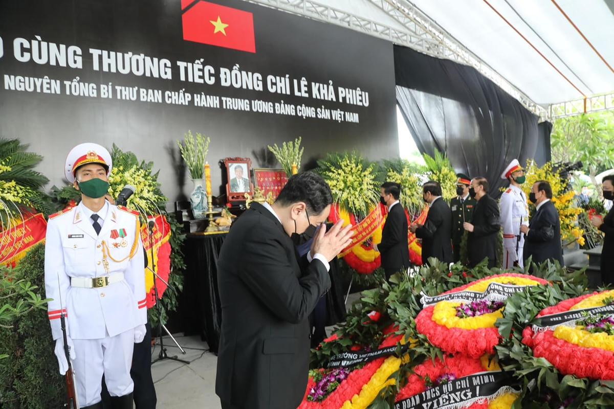 Các lãnh đạo và gia đình đi vòng quanh huyệt mộ lần cuối, thắp hương trên bàn thờ tiễn biệt nguyên Tổng Bí thư.