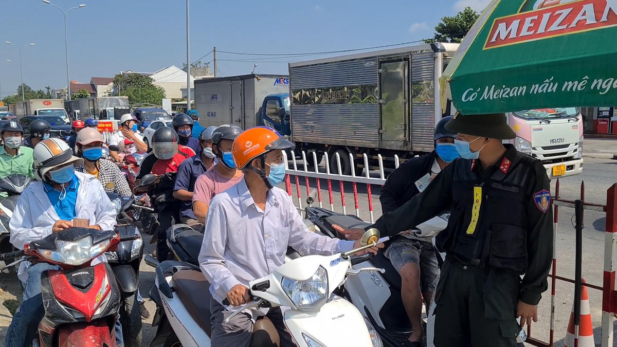 Nhiều phương tiện từ TP Đà Nẵng vào Quảng Nam.