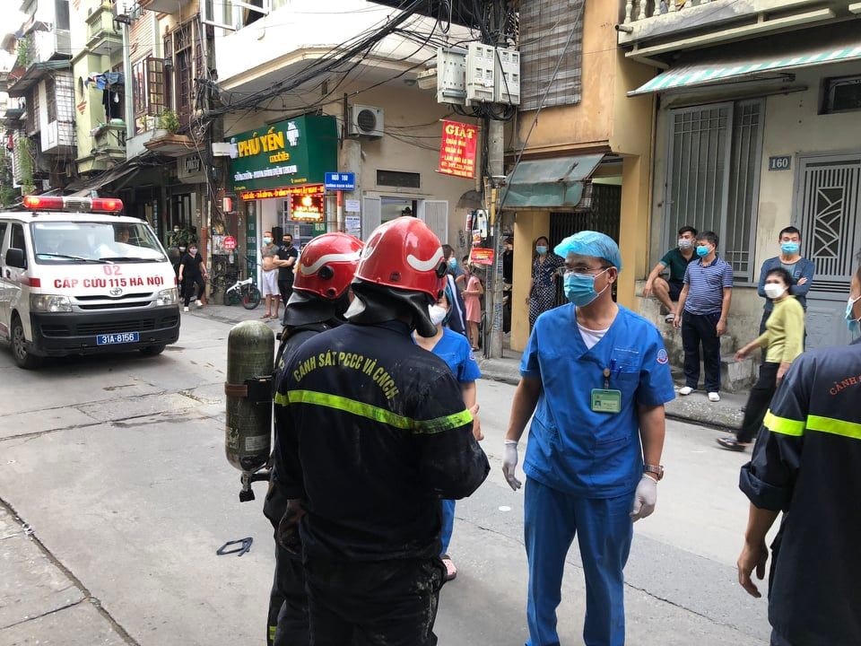 Hà Nội: Cháy nhà trong ngõ nhỏ, một người bị thương nặng