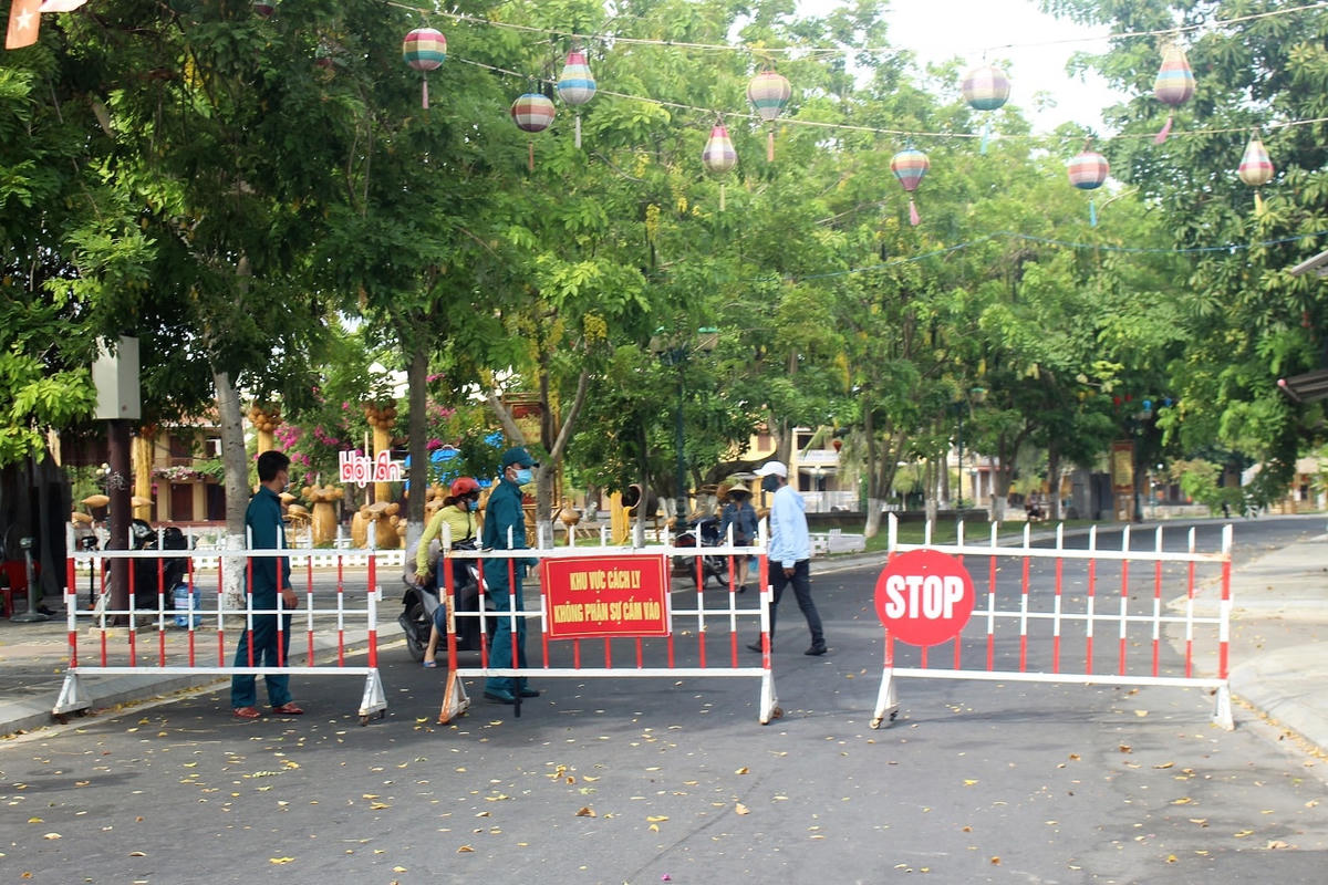 Các hàng rào chốt chặn tại các tuyến phố cổ Hội An.