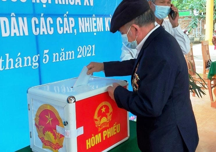 Cử tri xã Trà Mai đi bỏ phiếu.