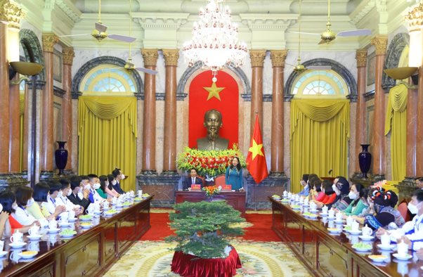 Phó Chủ tịch nước gặp mặt giáo viên tiêu biểu của chương trình "Chia sẻ cùng thầy cô".