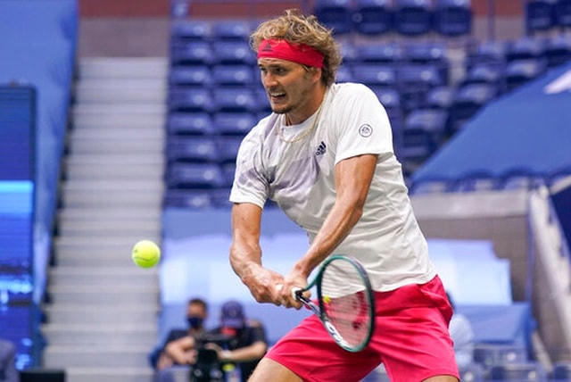 Zverev khởi đầu trận bán kết với phong độ rất tệ.