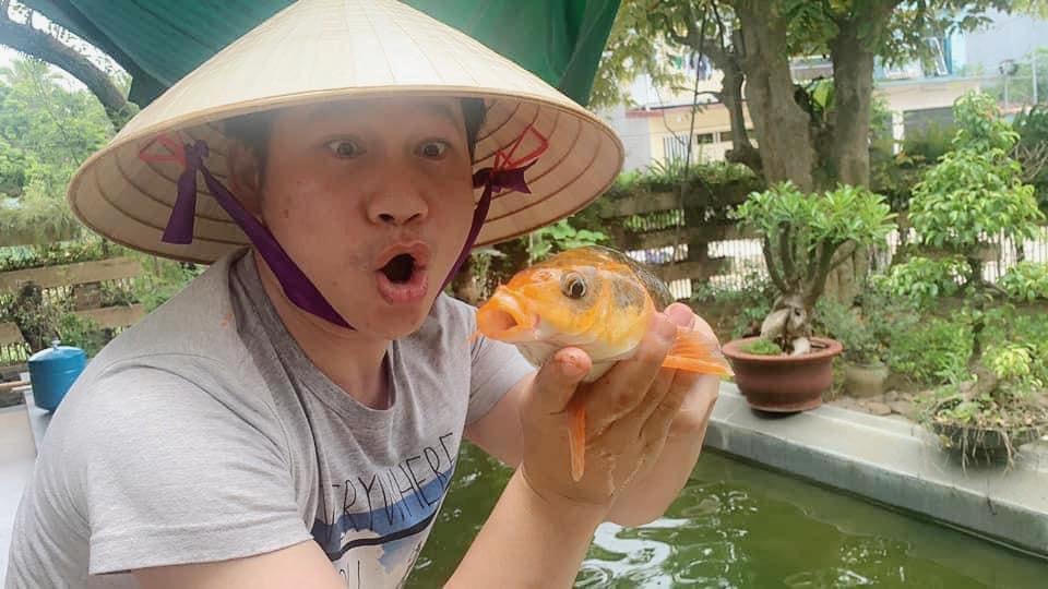 Ca sĩ Trọng Tấn trổ tài câu cá ở ao vườn nhà, được bạn bè trêu ghẹo giống con cá như hai giọt nước.  
