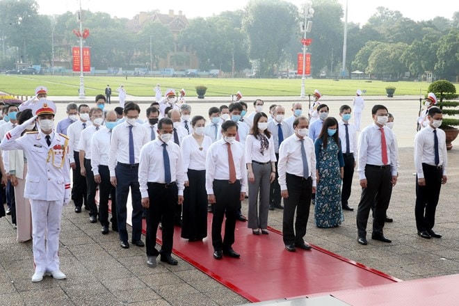 Đoàn đại biểu Bộ Ngoại giao viếng Chủ tịch Hồ Chí Minh. Ảnh: Lâm Khánh/TTXVN.