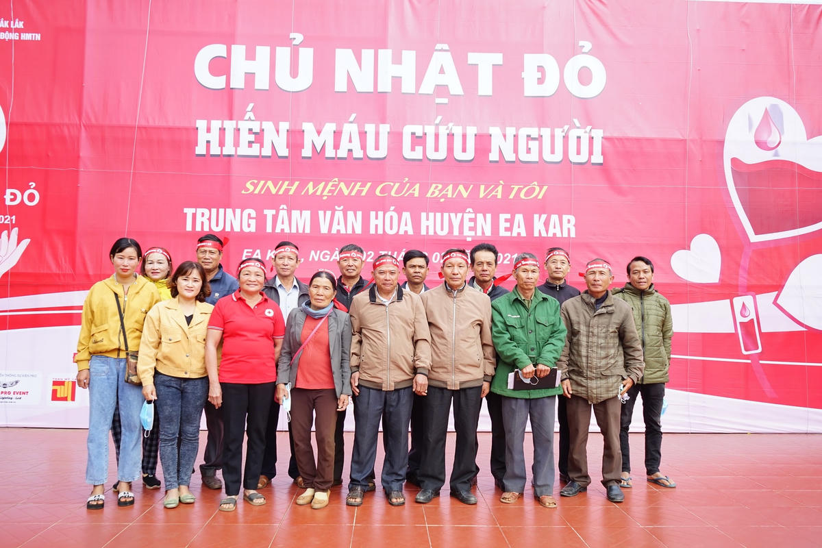 Người dân tham gia hiến máu chụp ảnh lưu niệm.