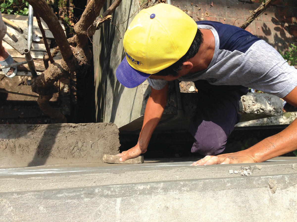 Thợ xây nhiều khi phải làm việc ở những vị trí nguy hiểm.