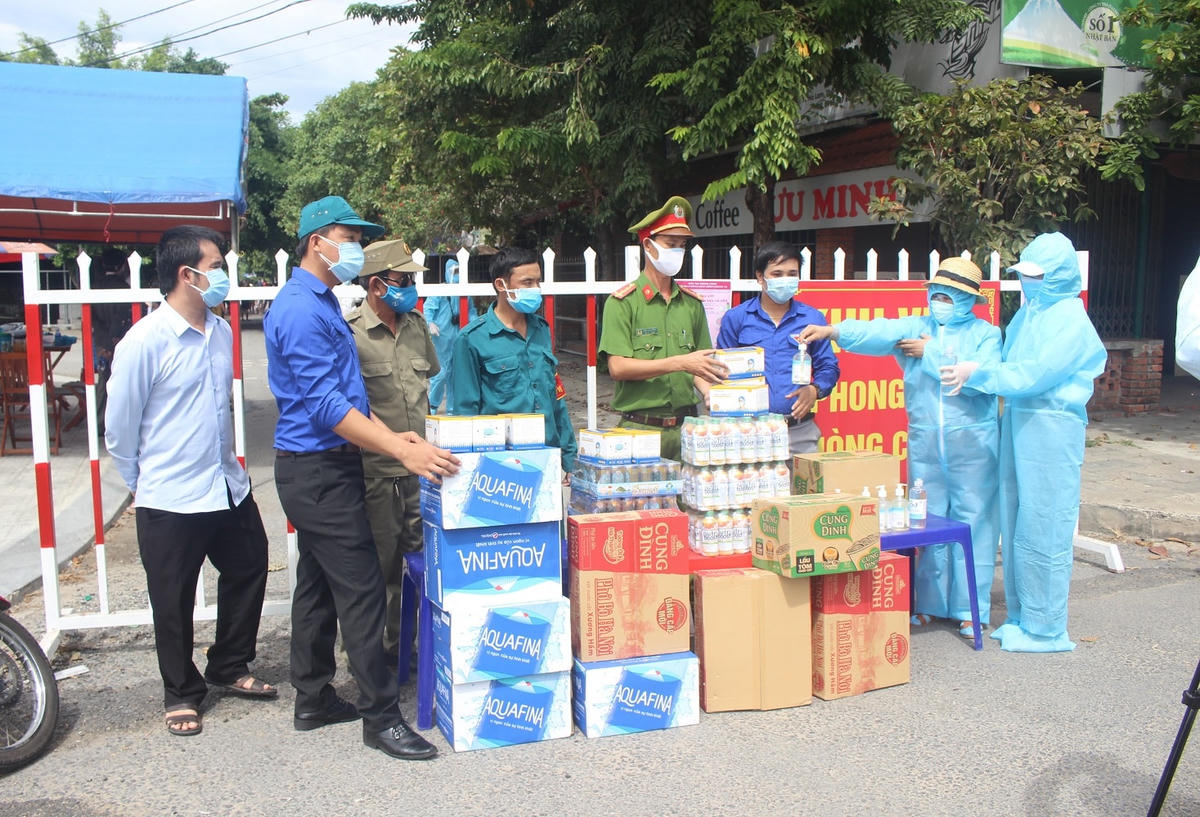 Các đoàn hỗ trợ quà cho lực lượng phòng, chống dịch Covid-19.