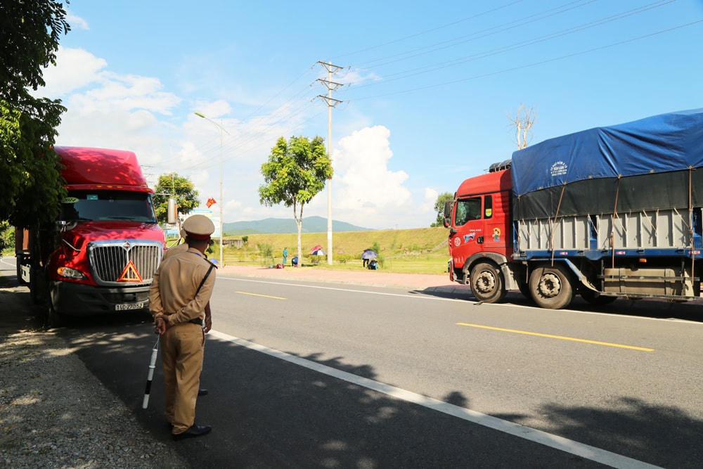 Trong ngày đầu thực hiện, CSGT yêu cầu các xe từ 4 trụ trở lên quay đầu xe, nếu trong những ngày sau xảy vi phạm sẽ lập tức xử lý theo quy định pháp luật.