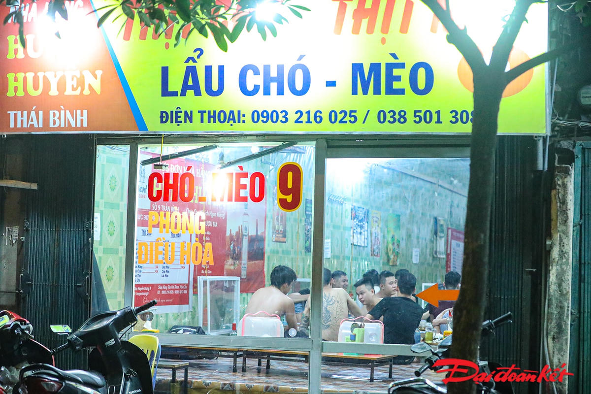  Một số quán ăn trên phố Trần Bình, phường Mai Dịch, quận Cầu Giấy, Hà Nội vẫn đang cho khách ăn uống tại quán sau 21h. Thậm chí, các bàn ăn trong quán còn bỏ tấm chắn. 