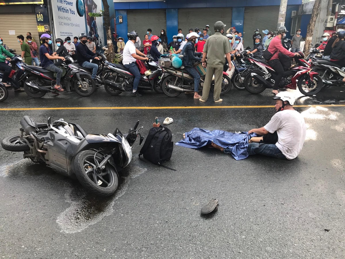 Ông Huỳnh Ngọc Sơn mất con và bị thương ở chân. Ảnh: TL.