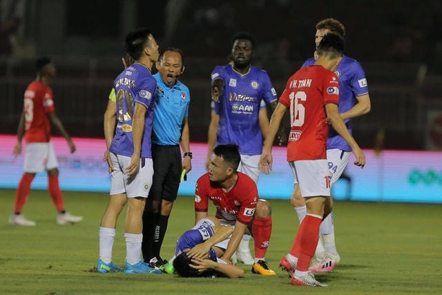 Hoàng Thịnh hối hận vì gây ra chấn thương nghiêm trọng cho Đỗ Hùng Dũng.  