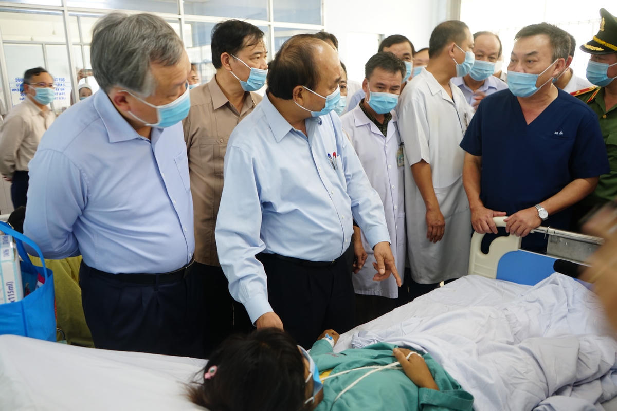 Thủ tướng Nguyễn Xuân Phúc thăm hỏi tình hình sức khỏe của nạn nhân lở núi ở Trà Leng.