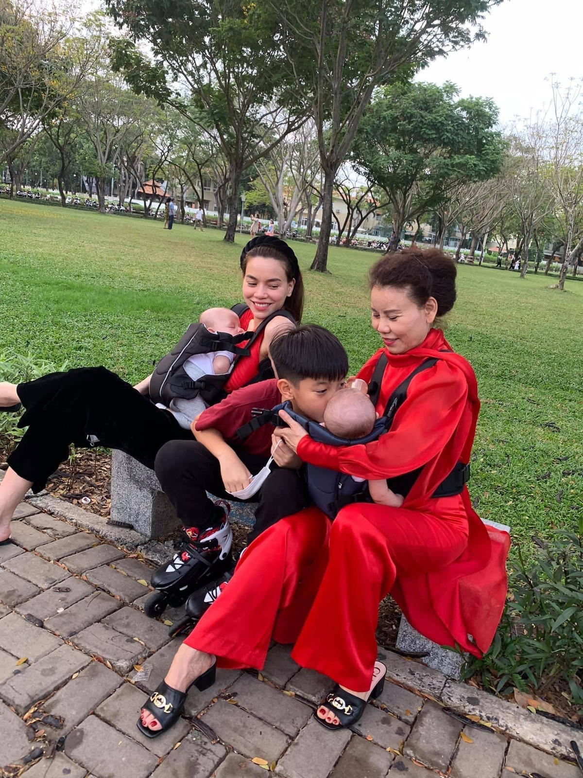 Hồ Ngọc Hà thể hiện tình yêu với mẹ khi đăng tải tấm hình cùng bà chăm sóc 3 con.  