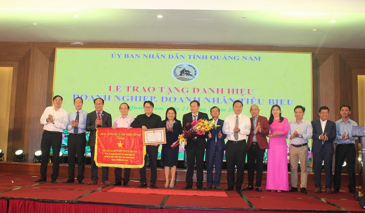 HHND tỉnh Quảng Nam được tặng Cờ thi đua xuất sắc.