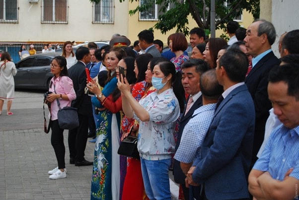 Bà con cộng đồng người Việt Nam tại Odessa chào mừng lễ khai trương VP lãnh sự.