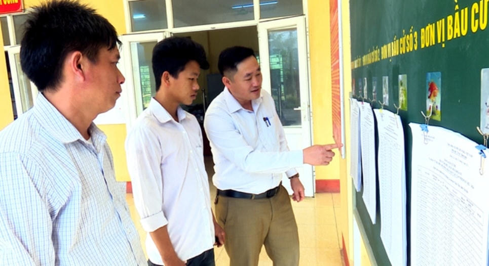 Huyện Trạm Tấu (Yên Bái) công khai danh sách niêm yết cử tri.