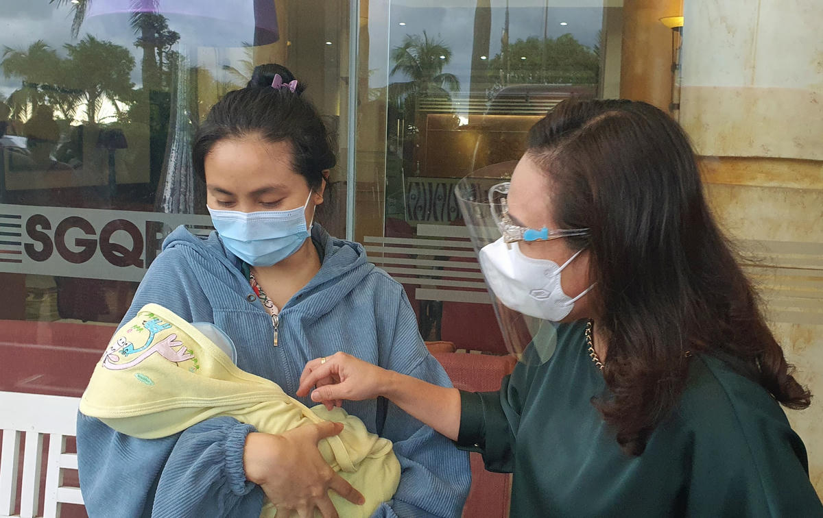 Thăm hỏi bà mẹ, trẻ sơ sinh từ TP HCM trở về quê hương tại khu cách ly.