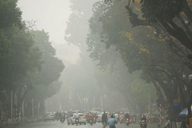 Chất lượng không khí ở Hà Nội luôn được báo động ở mức xấu.