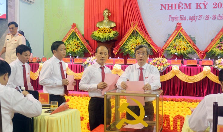 Các đại biểu bỏ phiếu bầu Ban chấp hành Đảng bộ huyện nhiệm kỳ mới.