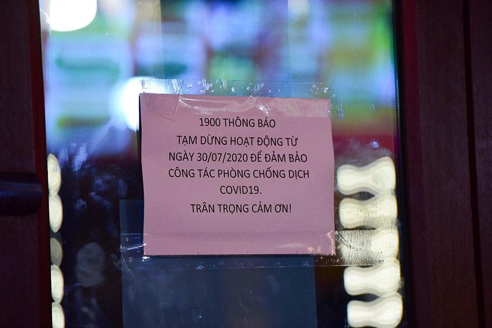 Một số cửa hàng đã chủ động đóng cửa và dán bảng thông báo tới khách hàng.