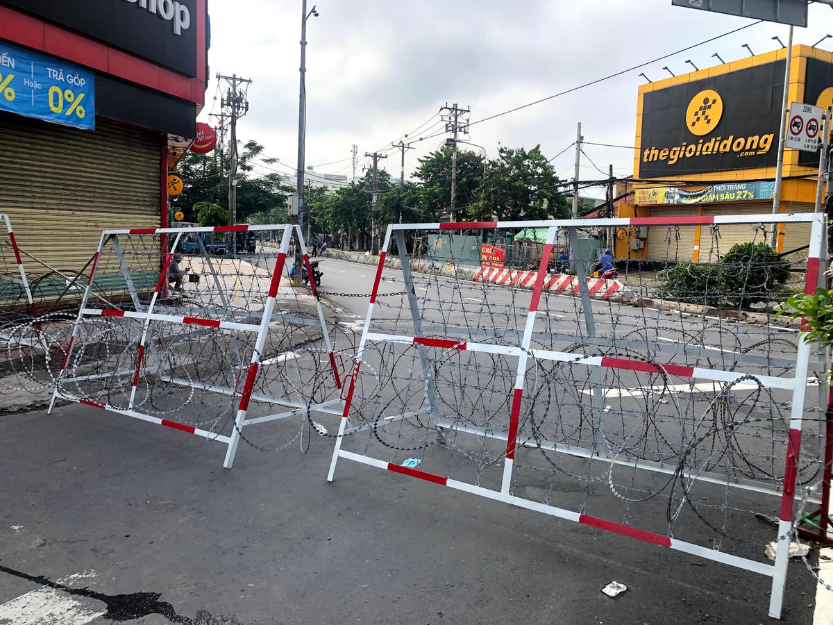 Chốt chặn ở điểm giao đường Phan Văn Hớn (Quận 12) đoạn giao với quốc lộ 1A bằng rào thép. Đây là tuyến đường huyết mạch ở cửa ngõ phía Tây Nam thành phố. Bình thường luôn ùn tắc kẹt xe nhưng hiện các phương tiện không được phép di chuyển.