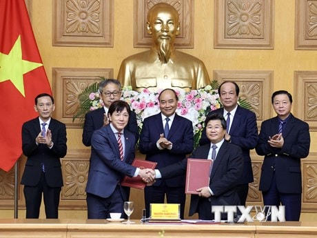 Thủ tướng Nguyễn Xuân Phúc chứng kiến lễ trao thoả thuận hợp tác giữa Cục Đầu tư nước ngoài (Bộ Kế hoạch và Đầu tư) và Tổ chức Xúc tiến Thương mại Nhật Bản. (Ảnh: Thống Nhất/TTXVN)