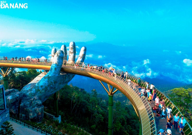 Cầu Vàng tại khu du lịch Bà Nà Hills đón du khách sau thời gian tạm nghỉ vì dịch.