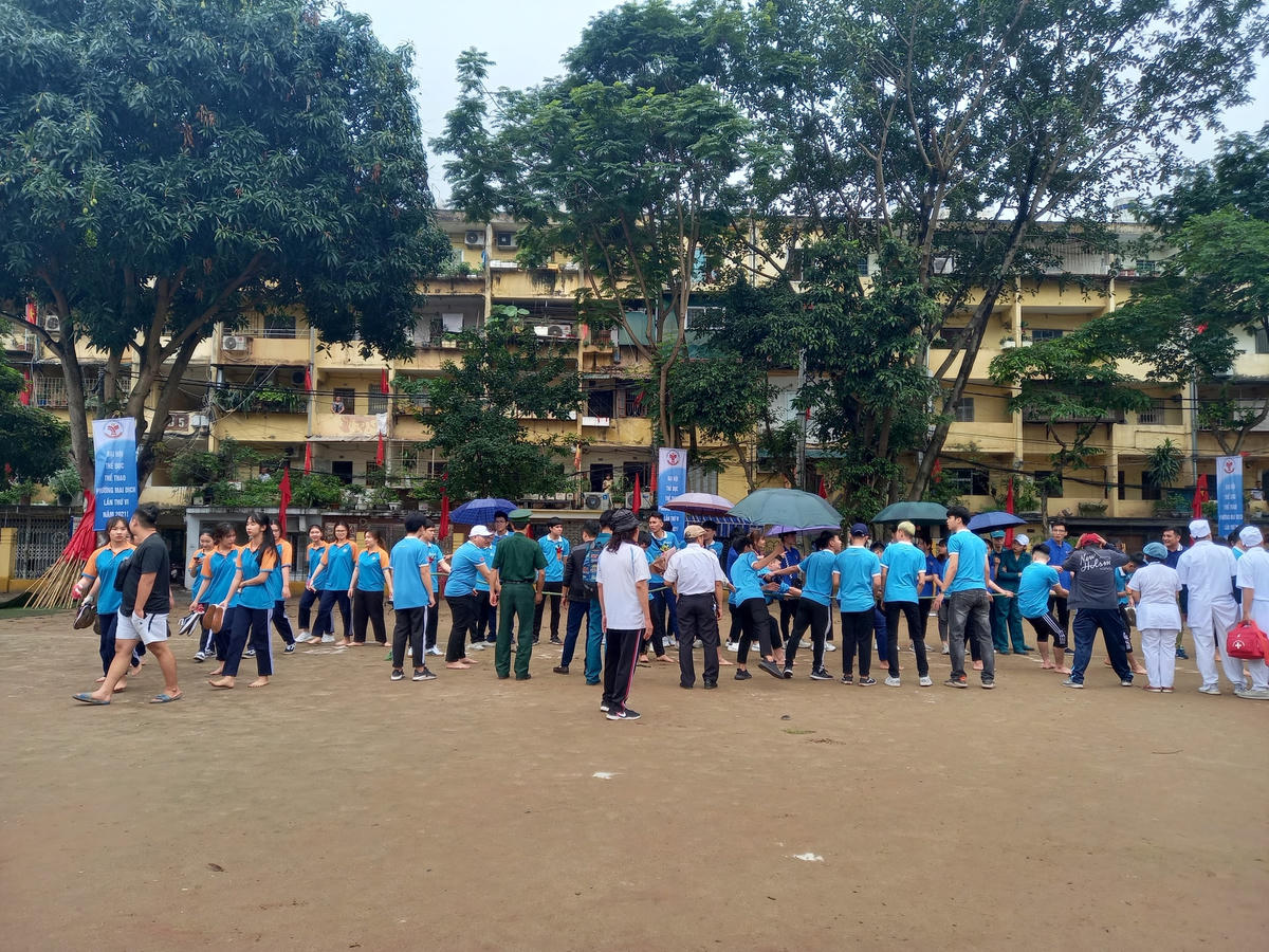 Lễ khai mạc Đại hội Thể dục thể thao phường Mai Dịch lần thứ VI năm 2021 thu hút nhiều người tham gia.