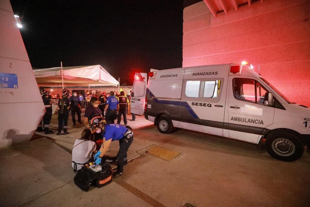 Lực lượng cứu thương được điều động đến kịp thời. Ảnh: Reuters.