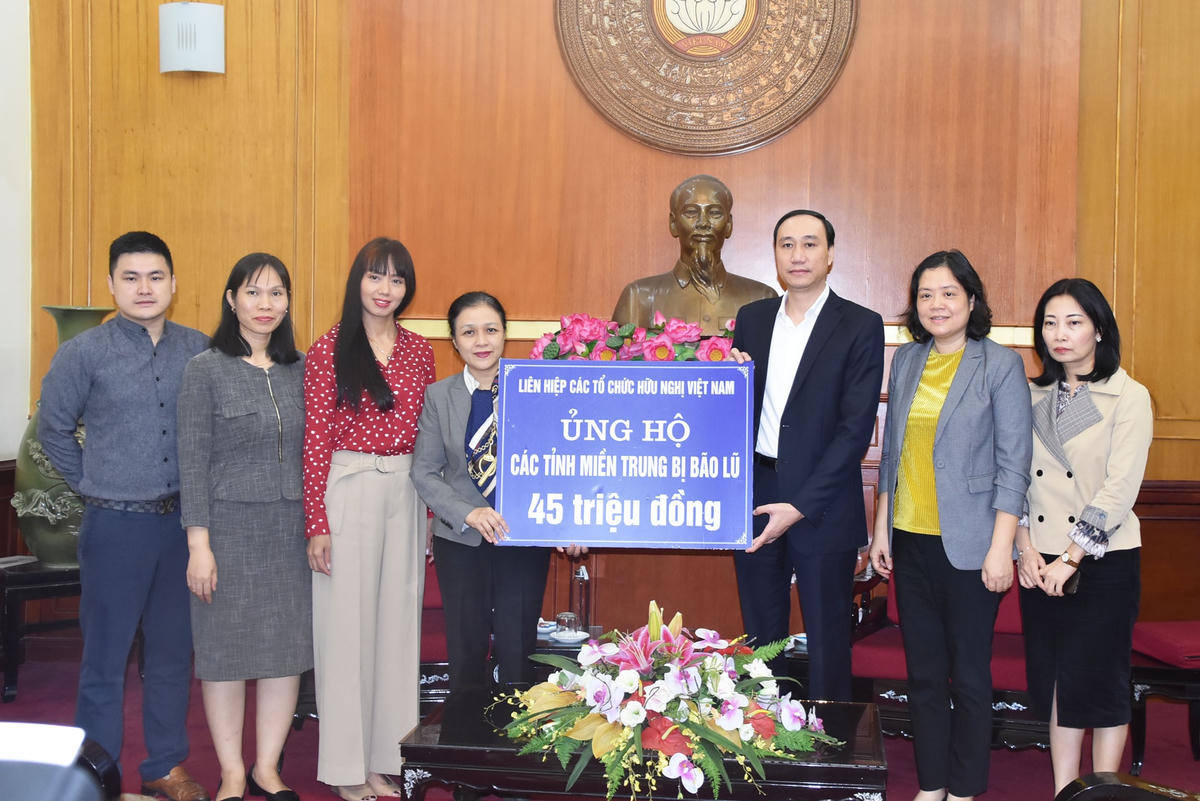 Phó Chủ tịch Phùng Khánh Tài tiếp nhận ủng hộ từ Liên hiệp các tổ chức hữu nghị Việt Nam.