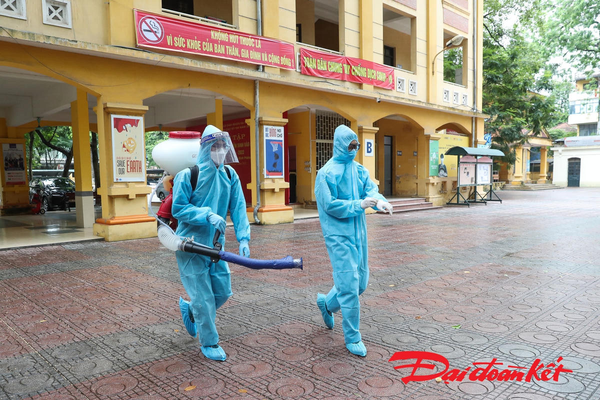 Toàn bộ khuôn viên trường THPT Phan Đình Phùng đã được khử khuẩn toàn bộ. Ảnh: Quang Vinh. 