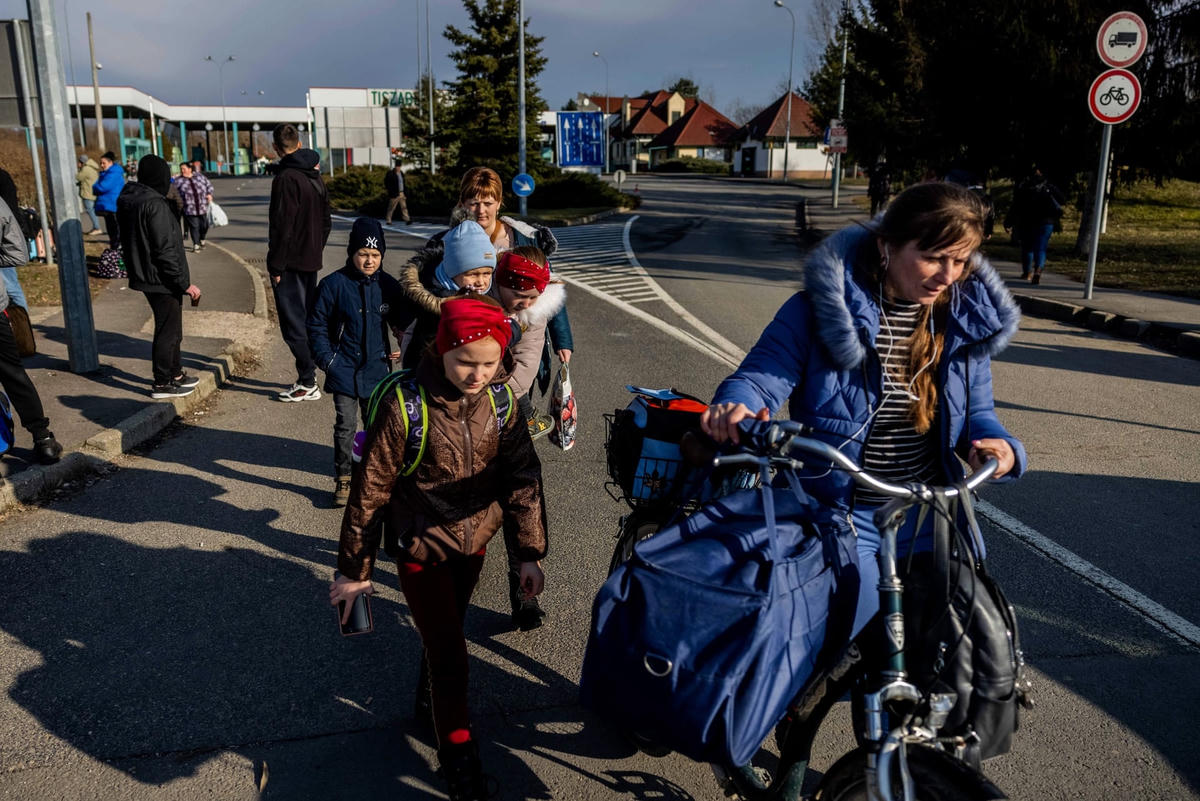 Người dân Ukraine mang theo đồ đặc cá nhân, đặt chân tới cửa khẩu ở Tiszabecs, Hungary. Ảnh: Janos Kummer / Getty Images.