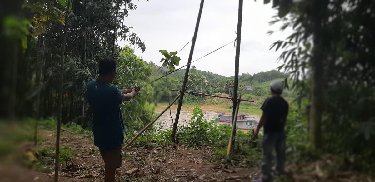 "Súng thần công" tự chế của người dân Tuyên Quang bắn xua đuổi cát tặc.  