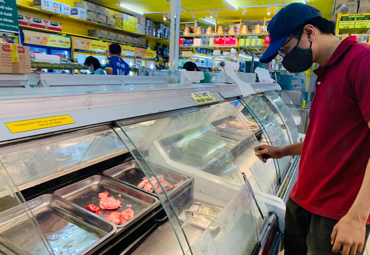 Nhiều quầy thịt tươi sống ở siêu thị luôn trống trơn.